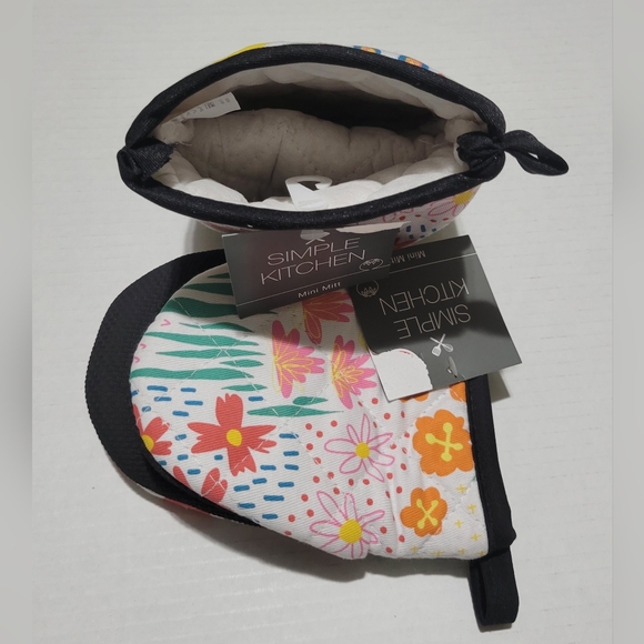 2 Piece Multi-Colored Floral Mini Oven Mitts - Picture 2 of 3